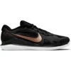 NikeCourt Air Zoom Vapor Pro Clay Tennisschoen Zwart/goud Dames 1 NikeCourt Air Zoom Vapor Pro Clay Tennisschoen Zwart/goud Dames -Schoenenwinkel 37094785 0