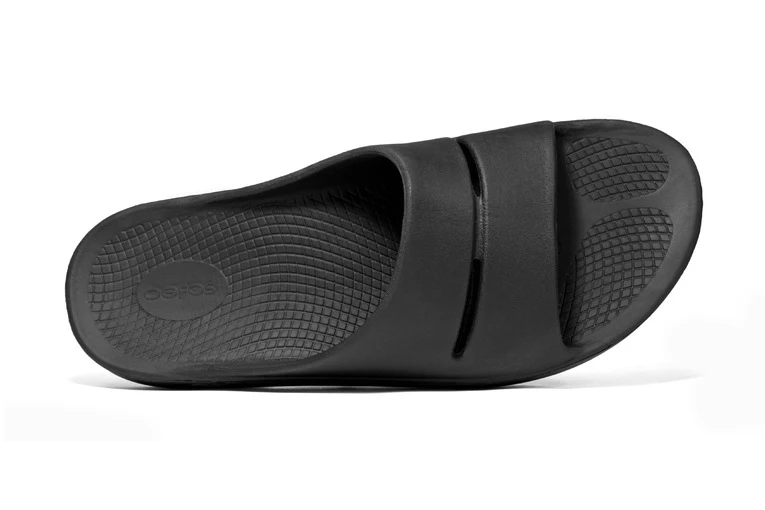 Oofos Ooahh Recuperatieslipper Zwart Unisex 4 Oofos Ooahh Recuperatieslipper Zwart Unisex - Afbeelding 2