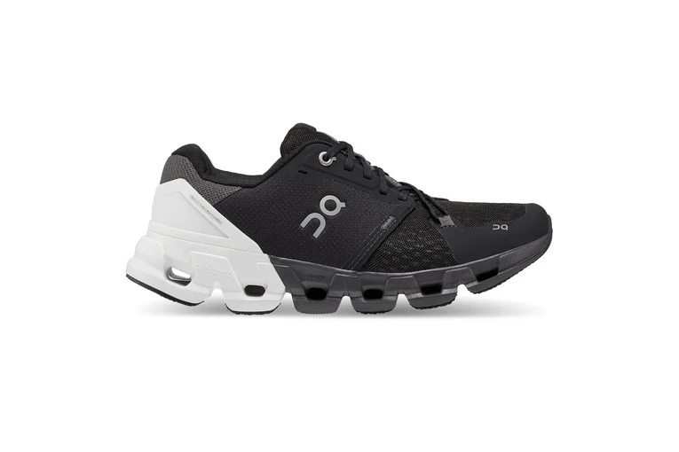 On Cloudflyer 4 Loopschoenen Black/White Dames 3 On Cloudflyer 4 Loopschoenen Black/White Dames
