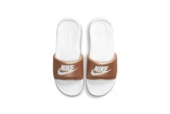 Nike Victori One Badslippers Metallic Red Bronze/Wit Dames 10 Nike Victori One Badslippers Metallic Red Bronze/Wit Dames -Schoenenwinkel 37113573 4